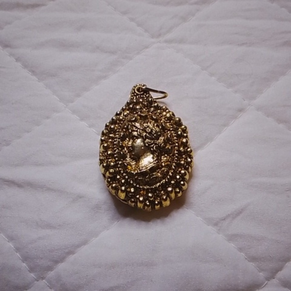 Vintage Gold Cameo Solid Perfume Pendant